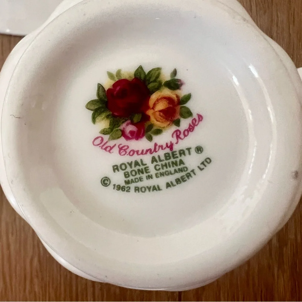 Royal Albert Old Country Roses‎ England Teacup Cup and Saucer Set Bone China